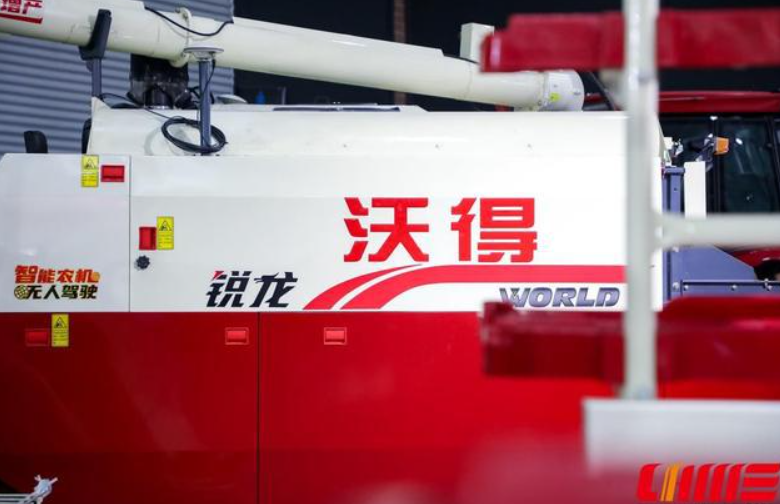 帶有無(wú)人駕駛功能的沃得銳龍履帶聯(lián)合收割機(jī)